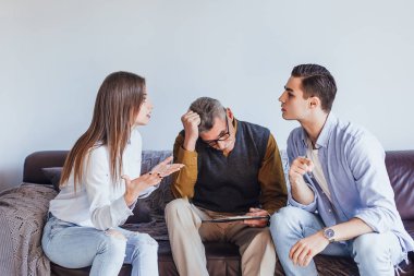 Genç çift psikolog resepsiyonunda tartışıyor, seçici odaklanma