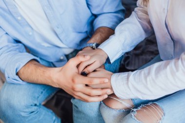 Kanepede oturan genç çift, ön plana odaklan.