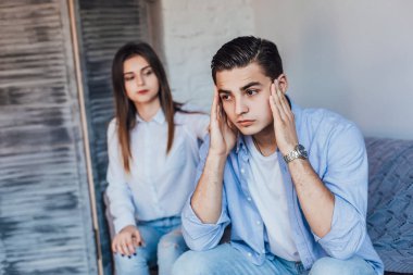 Kanepede oturan genç çift, ön plana odaklan.