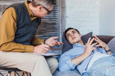 Psikolog resepsiyonundaki genç adam, seçici odaklanma