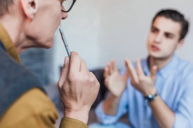 Psikolog resepsiyonundaki genç adam, seçici odaklanma
