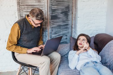 Psikologda resepsiyondaki genç kadın, seçici odaklanma