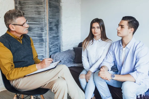 Triste Joven Pareja Recepción Psicólogo — Foto de Stock