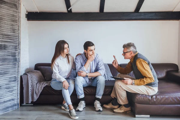 Triste Joven Pareja Recepción Psicólogo — Foto de Stock