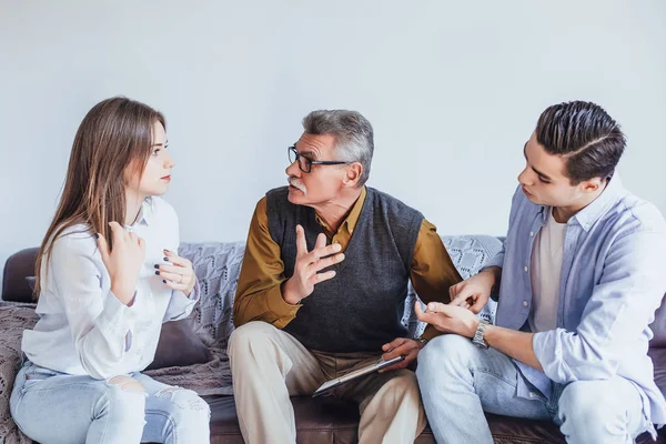 Joven Pareja Discutiendo Recepción Psicólogo — Foto de Stock