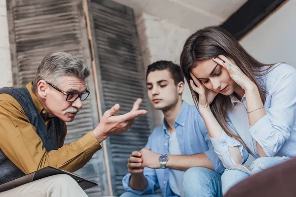 Joven Pareja Discutiendo Recepción Psicólogo — Foto de Stock