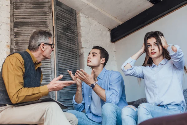 Joven Pareja Peleando Recepción Psicólogo Enfoque Selectivo — Foto de Stock