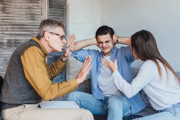 Joven Pareja Peleando Recepción Psicólogo Enfoque Selectivo — Foto de Stock