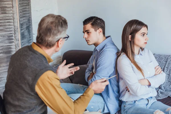 Joven Pareja Peleando Recepción Psicólogo Enfoque Selectivo — Foto de Stock