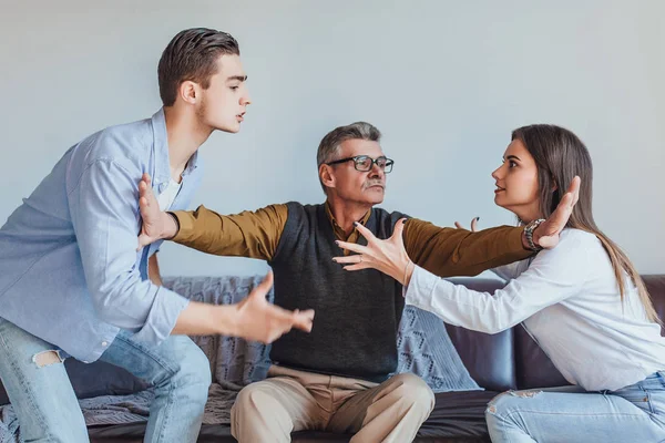 Joven Pareja Peleando Recepción Psicólogo Enfoque Selectivo — Foto de Stock