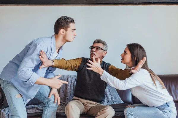 Joven Pareja Peleando Recepción Psicólogo Enfoque Selectivo — Foto de Stock