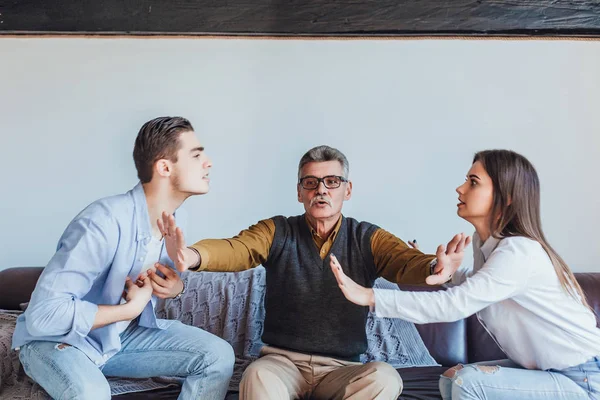 Joven Pareja Peleando Recepción Psicólogo Enfoque Selectivo — Foto de Stock