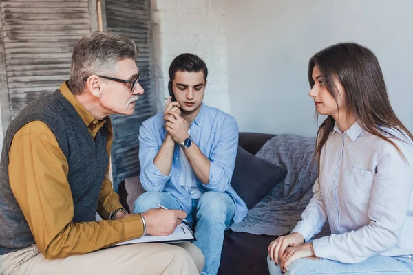 Joven Pareja Recepción Psicólogo Hombre Hablando Teléfono Inteligente — Foto de Stock