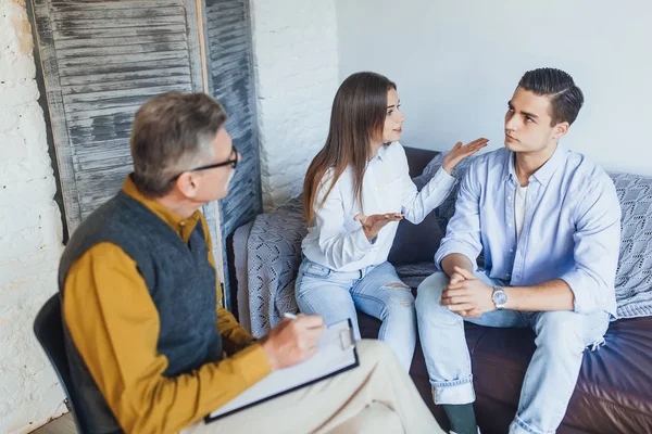 Joven Pareja Discutiendo Recepción Psicólogo — Foto de Stock