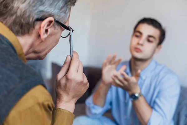 Joven Recepción Psicólogo Enfoque Selectivo — Foto de Stock