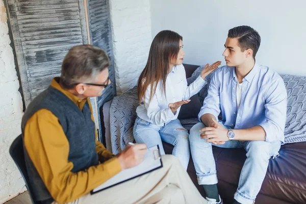 Joven Pareja Discutiendo Recepción Psicólogo — Foto de Stock