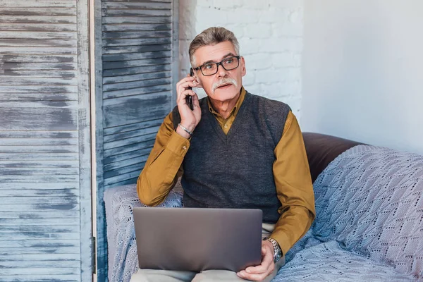 Uomo Che Parla Cellulare Con Computer Portatile Mano Concentrarsi Sul — Foto Stock