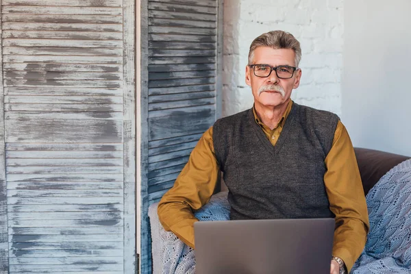 Hombre Gafas Usando Ordenador Portátil Interior Enfoque Selectivo — Foto de Stock