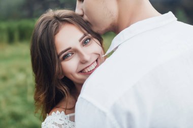 Genç çift kutlama günü, düğün ön plan üzerinde odaklanmak