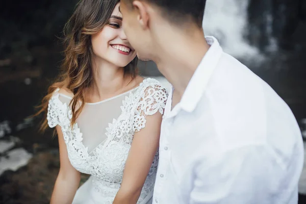 Schönes Paar Feiert Hochzeitstag Der Natur Fokus Auf Den Vordergrund — Stockfoto