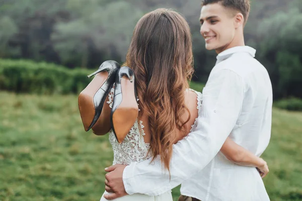 Rückansicht Von Jungen Paaren Die Ihren Hochzeitstag Der Natur Feiern — Stockfoto