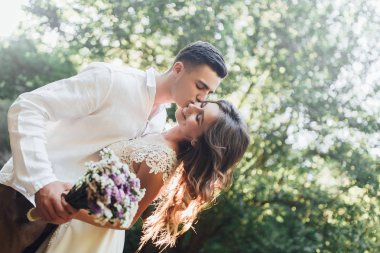 Genç çift doğa, seçici odak, düğün günü kutluyor