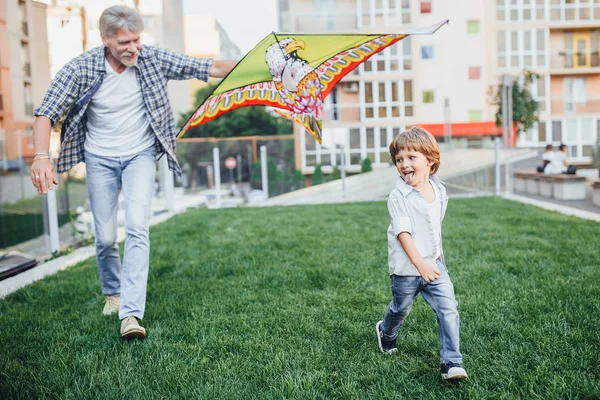 Sonriente Chico Con Abuelo Jugando Con Colorido Cometa Fuera — Foto de Stock