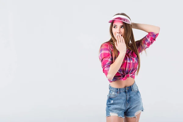 Mooie Vrouw Het Dragen Van Casual Kleding Poseren Bij Camera — Stockfoto