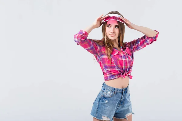 Hermosa Mujer Vestida Con Ropa Casual Posando Cámara Sobre Fondo — Foto de Stock