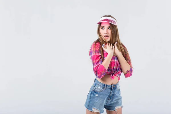 Jovem Mulher Bonita Vestindo Roupas Casuais Posando Fundo Cinza — Fotografia de Stock