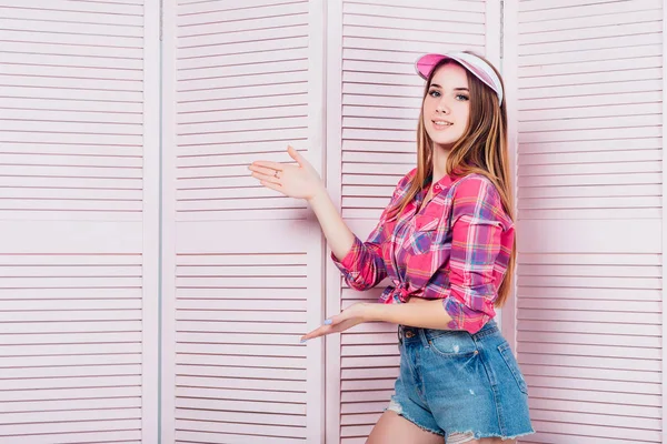 Retrato Jovem Bonita Mulher Posando Fundo Rosa — Fotografia de Stock