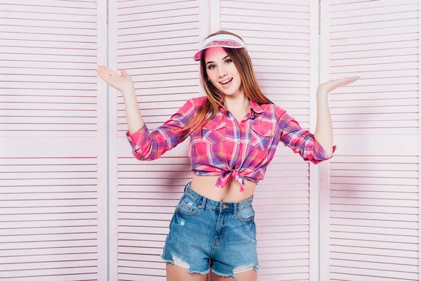 Retrato Una Joven Mujer Bonita Posando Sobre Fondo Rosa — Foto de Stock