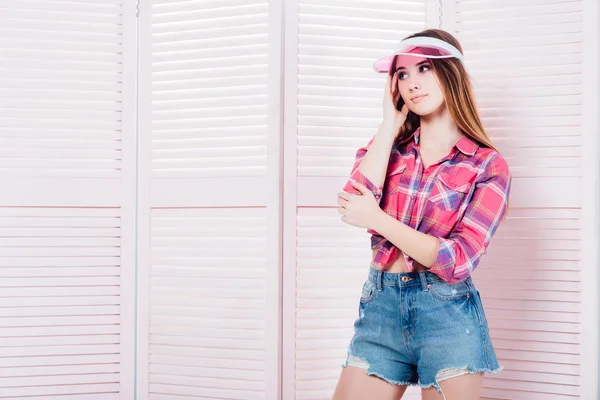 Mulher Desportiva Com Chapéu Rosa Posando Fundo Rosa — Fotografia de Stock