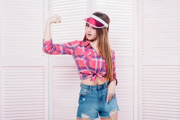 Sportliche Frau Mit Rosa Hut Posiert Auf Rosa Hintergrund — Stockfoto