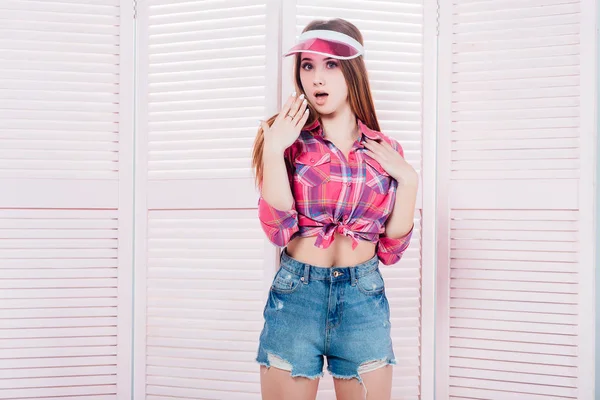 Deportiva Mujer Con Sombrero Rosa Posando Sobre Fondo Rosa — Foto de Stock