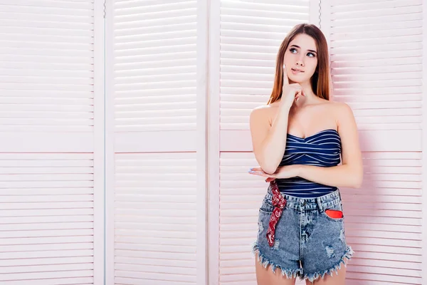 Hermosa Mujer Camisas Traje Baño Posando Sobre Fondo Rosa — Foto de Stock