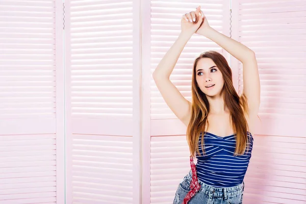 Bela Mulher Camisas Maiô Posando Fundo Rosa — Fotografia de Stock