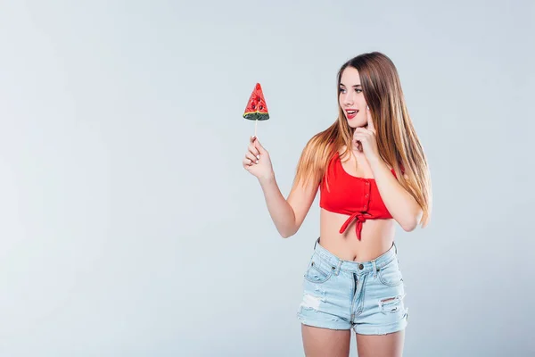 Bonita Joven Con Jugosa Piruleta Sandía Sobre Fondo Gris — Foto de Stock