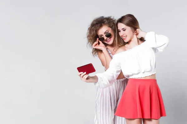 Mulheres Bonitas Fazendo Selfie Isolado Fundo Branco — Fotografia de Stock