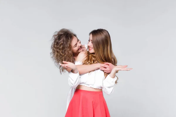 Twee Mooie Jonge Vrouwen Trendy Zomer Kleding Poseren Bij Camera — Stockfoto