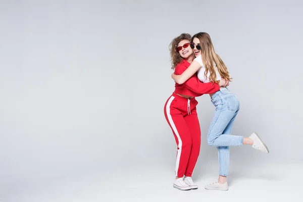 Deux Belles Femmes Posant Caméra Isolée Sur Fond Blanc — Photo