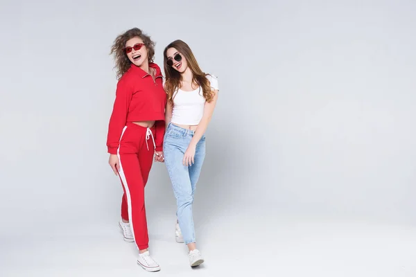 Duas Mulheres Bonitas Posando Câmera Isolada Fundo Branco — Fotografia de Stock