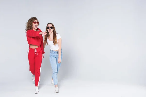 Duas Mulheres Bonitas Posando Câmera Isolada Fundo Branco — Fotografia de Stock