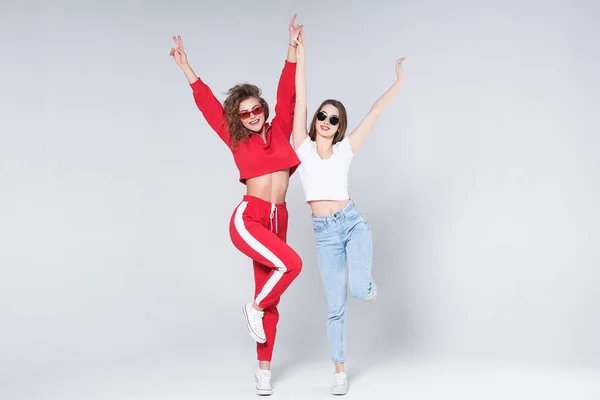 Dos Mujeres Atractivas Jóvenes Divirtiéndose Aisladas Sobre Fondo Blanco — Foto de Stock