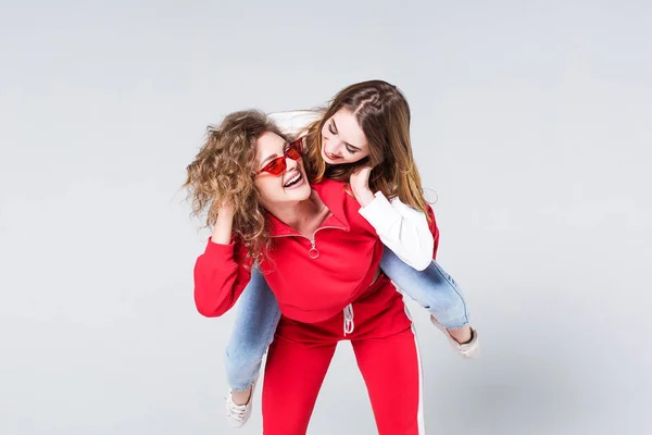 Deux Belles Jeunes Femmes Vêtements Été Mode Posant Caméra — Photo