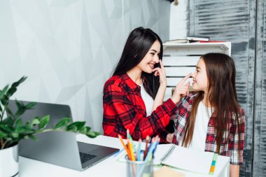 Sisters evde birlikte eğlenin, ön planda odaklanmak 