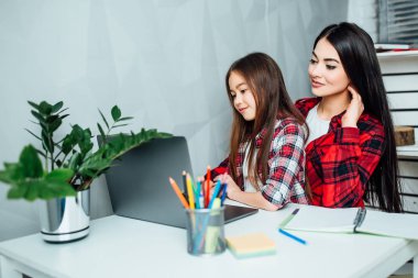 Evde ev ödevi yapan iki kız kardeş, ön plana odaklan