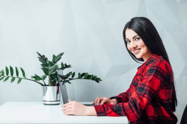 dizüstü bilgisayar kullanarak çekici genç kadının yan görünümü