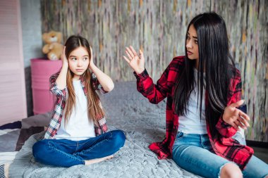 iki kız kardeş evde tartışıyor, seçici odak