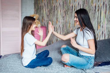 güzel kız yatak odasında oynarken, ön planda odaklanmak